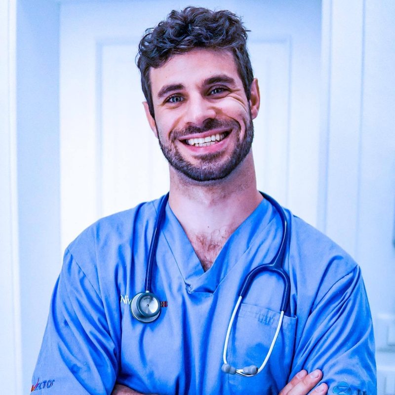 Il Dott. Francesco Volpe, sorridente, in divisa con lo stetoscopio al collo